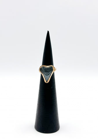 Des Shark Tooth Ring - Black